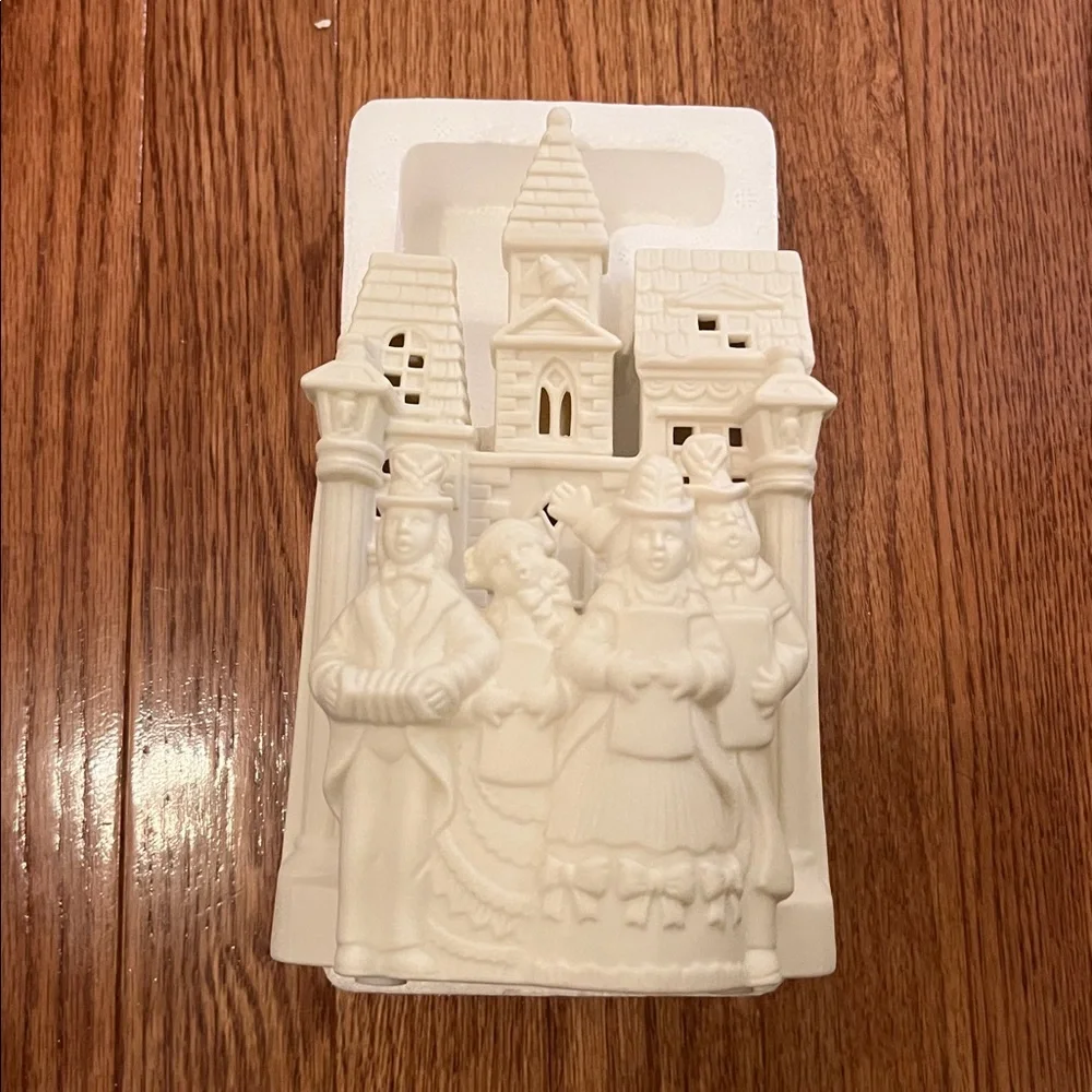 NEW IN BOX PartyLite Village Carolers White Porcelain Tea-light Candle Holder